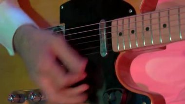 Erkek elleri elektro gitar çalıyor..