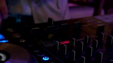 Dj mikser ve eller mans.