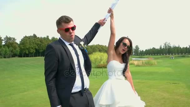 Улыбающаяся свадебная пара в солнечных очках . — стоковое видео