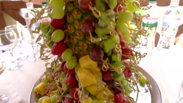 Torre de frutas na bandeja . — Vídeo de Stock