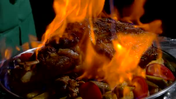 Flammenfleisch mit Gemüse. — Stockvideo