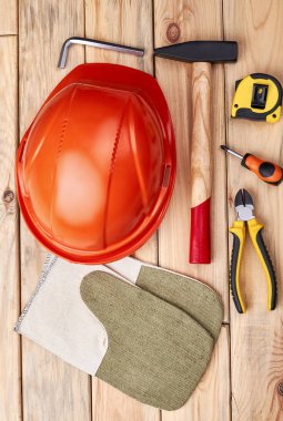 Alet çantası ahşap zemin üzerinde.