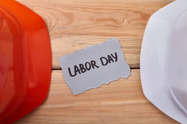 Kask ve doğum günü kartı.