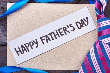 Babalar günü kartı kravat yakınındaki.