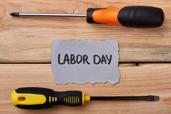 Screwdriwers ve ahşap kartında.