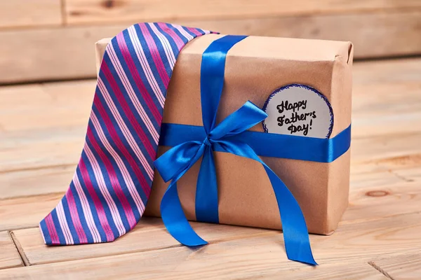 Csíkos nyakkendő a jelen box. — Stock Fotó
