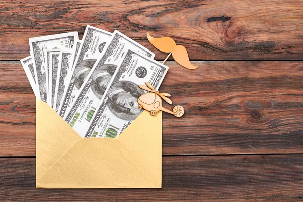 Dollar i kuvert nära helikopter. — Stockfoto