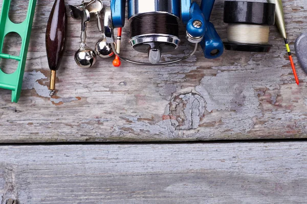 Reel ve ahşap üzerine avlıyorsun.