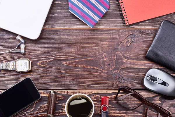 Smartphone, café y vasos . — Foto de Stock