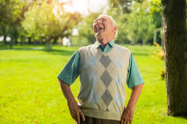 Un homme âgé rit . — Photo
