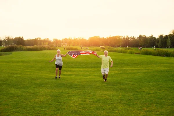 Gente corriendo con bandera americana . — Foto de Stock