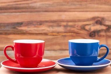 Daireler üzerinde boş kupalar.