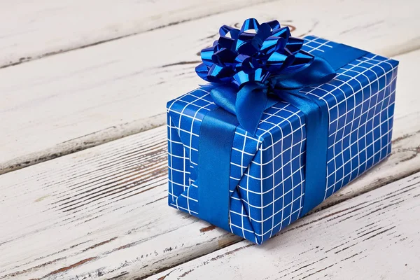 Blaue Geschenkbox auf Holz. — Stockfoto