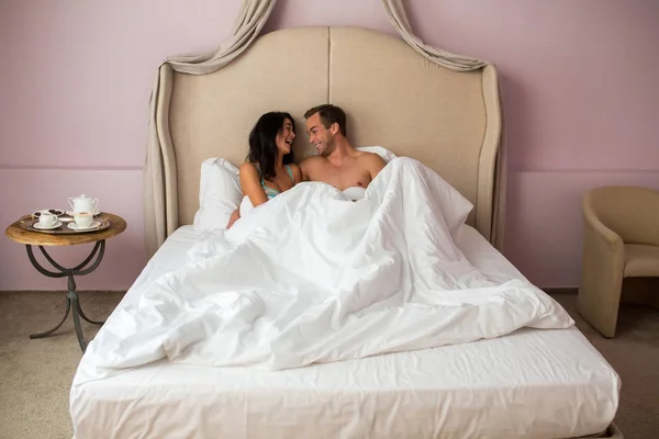 Pareja en la cama riendo . —  Fotos de Stock