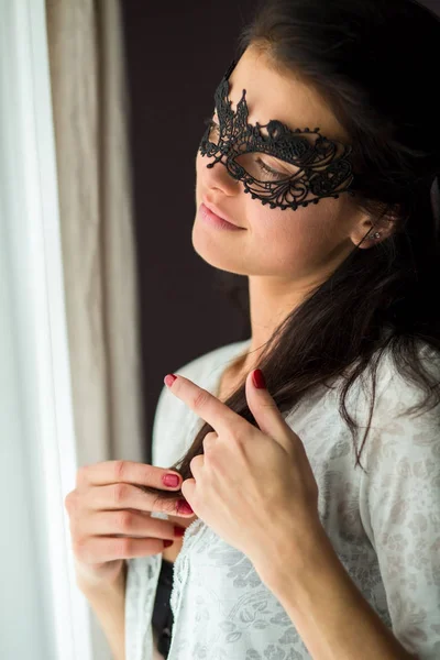 Lady σε μαύρη δαντέλα μάσκα. — Φωτογραφία Αρχείου