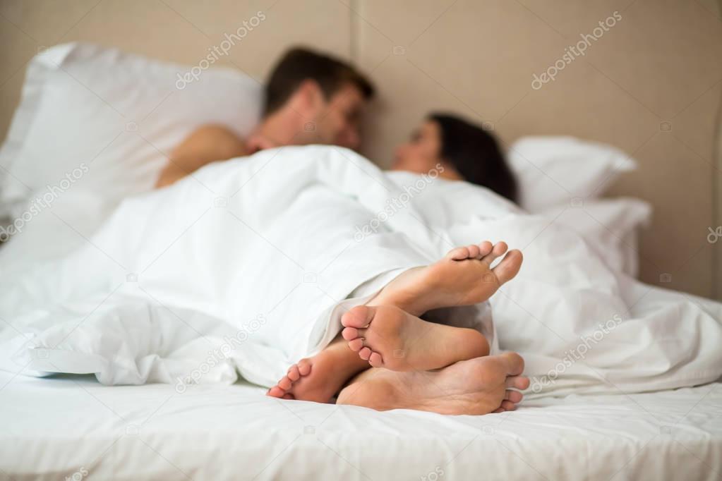 Coppie piedi a letto . - Foto Stock: Foto, Immagini © Denisfilm 136410048