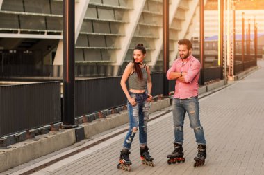 İnsanlar üzerinde duran inline paten.