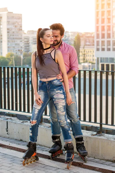 Satır içi paten genç Çift.