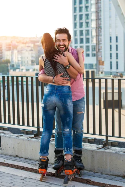 Pareja en patines abrazándose . — Foto de Stock