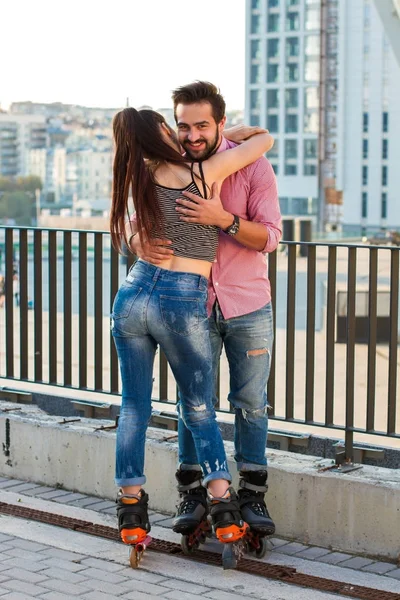 Sarılma inline paten üzerinde çift.