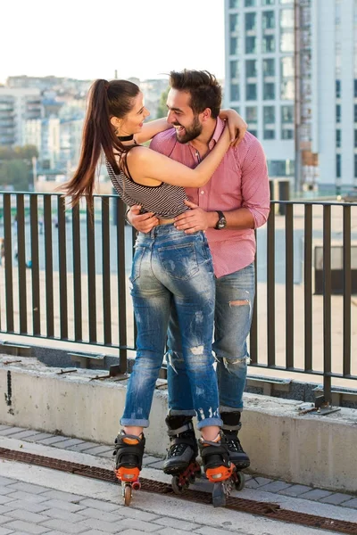 Paten gülen genç Çift.