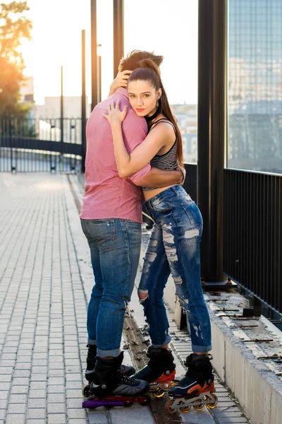 Paten sarılma üzerinde gençler.