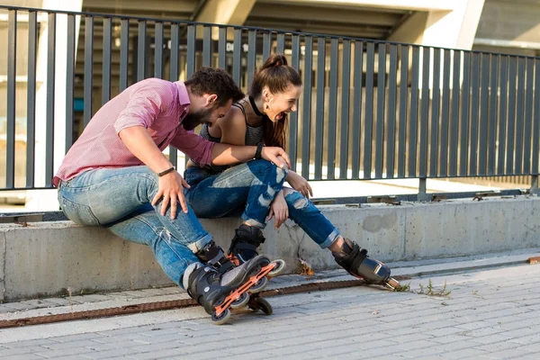 Pessoas em patins sentadas . — Fotografia de Stock