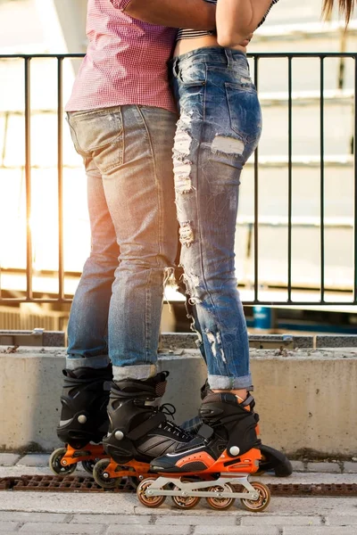 Couples jambes sur patins à roues alignées . — Photo