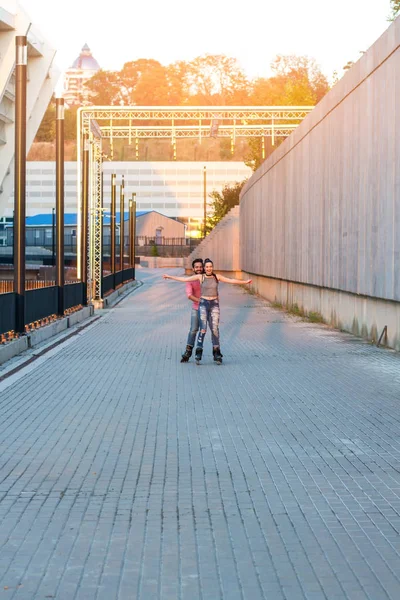 Пара rollerbladers . — стокове фото