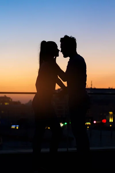 Pareja y puesta del sol cielo fondo . — Foto de Stock