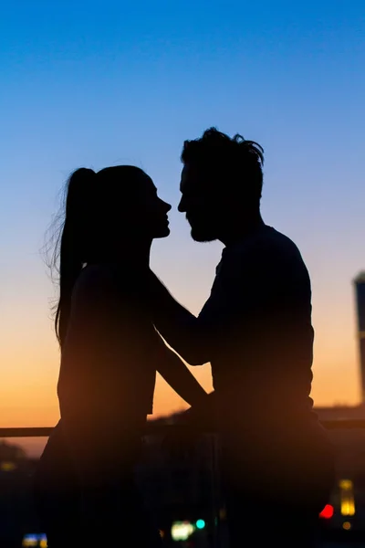 Pareja en el fondo del cielo de la noche . —  Fotos de Stock