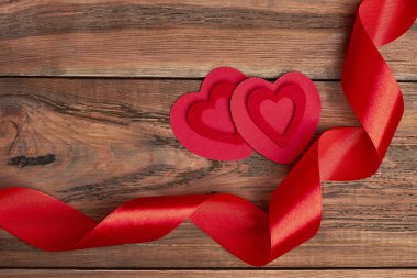 Kumaş kalpleri ve kırmızı kurdele.