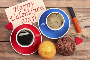 Sevgililer günü kartı ve kekler.