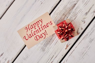 Sevgililer günü kartı ve hediye.