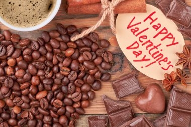 Kahve çekirdekleri ve çikolata.