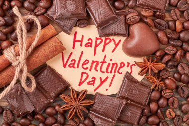 Sevgililer günü kartı ve pasta ve şekerlemeler.