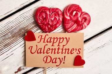 Kalp şeklinde lolipop ve tebrik kartı.