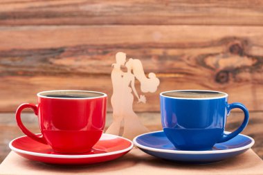 Ahşap şekli çift yakınındaki kupalar.