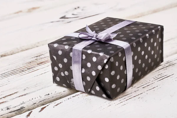 Geschenk-Paket und violette Schleife. — Stockfoto