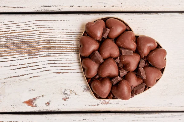 Caixa em forma de coração com chocolates . — Fotografia de Stock