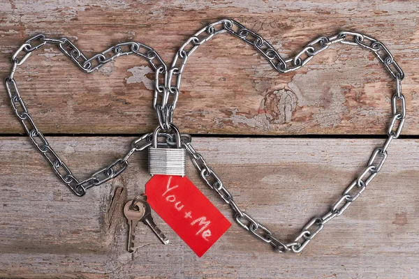 Szív alakú lánc, a zár és a kulcsok. — Stock Fotó