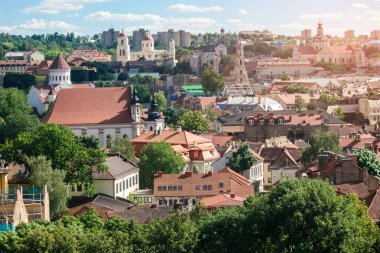 Kasaba ve gökyüzü bulutlu.