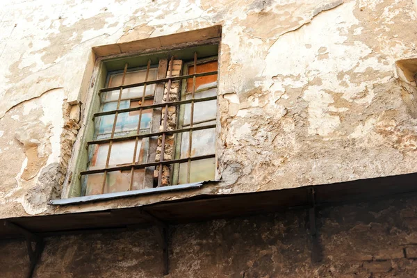 Parede e janela com barras . — Fotografia de Stock