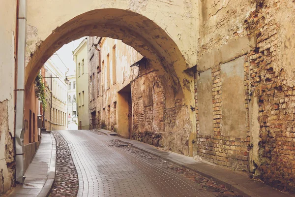 Rua estreita e arco velho . — Fotografia de Stock