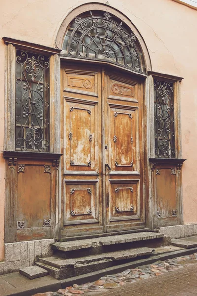 Portas e janelas antigas . — Fotografia de Stock