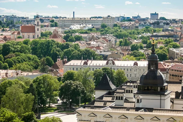 Stadt und Himmel bei Tag. — Stockfoto