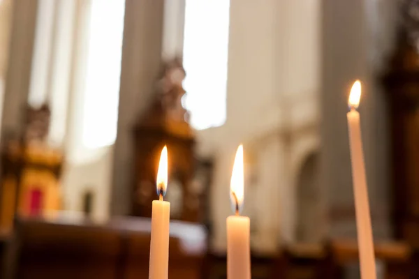 Tres velas encendidas . — Foto de Stock