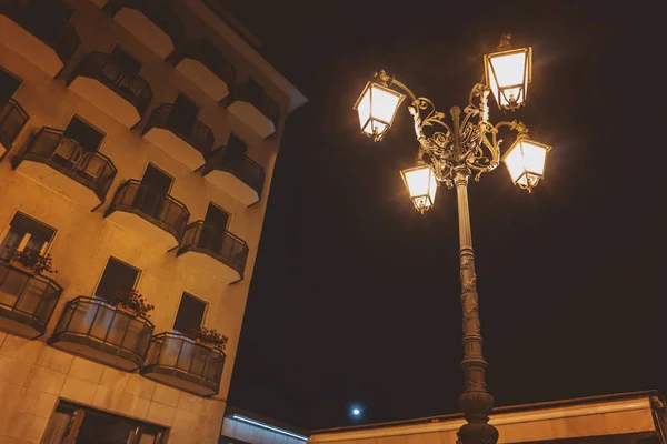 Lâmpada de rua à noite. — Fotografia de Stock