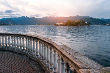 Su, dağlar ve gökyüzü.