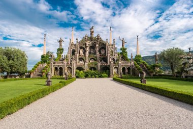 Yeşil bitkiler ve eski heykeller.